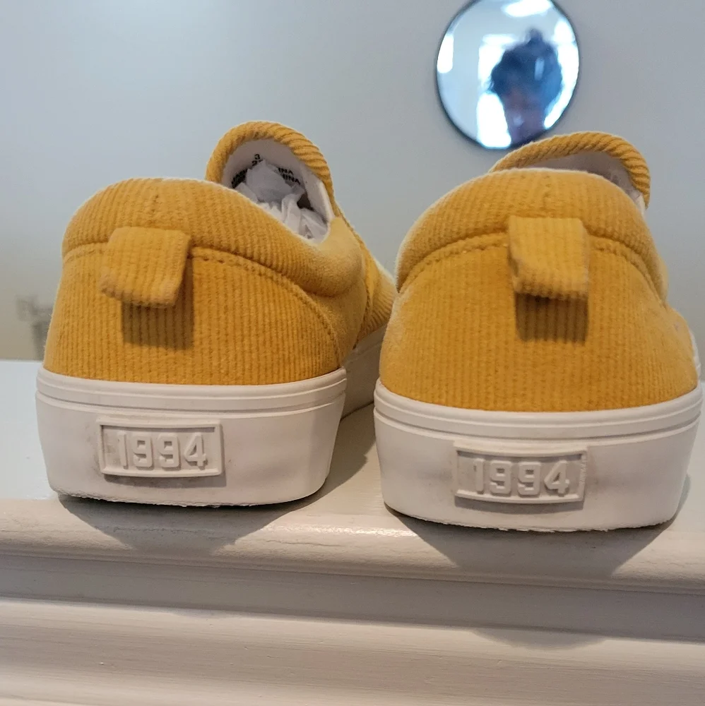 EXCELLENT CONDITION!! OLD NAVY SLIP ON SNEAKERS